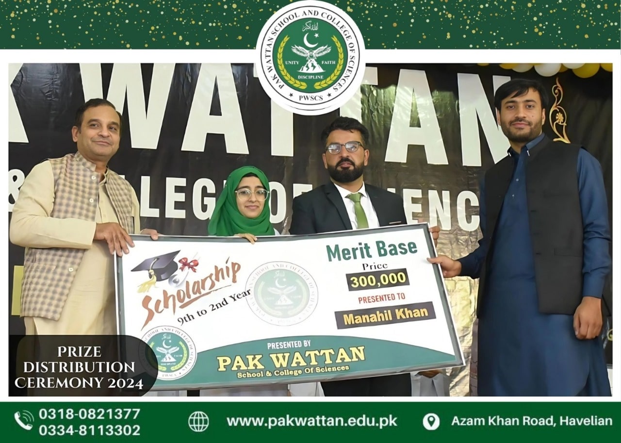 Manahil Khan receiving Scholarship